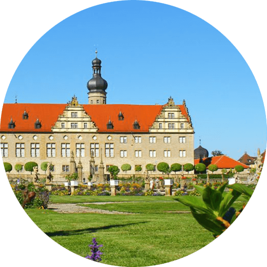 Außenansicht auf Schloss Weikersheim und der barocken und kunstvollen Gartenanlage