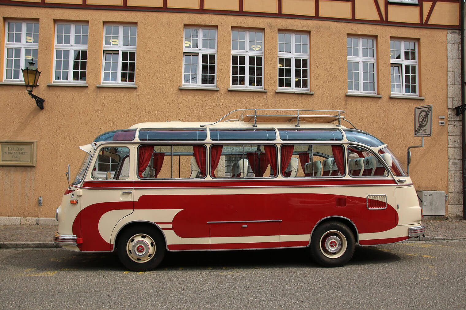 Roter Oldtimerbus beim Oldtimer Bustreffen auf dem Marktplatz in Bad Mergentheim.