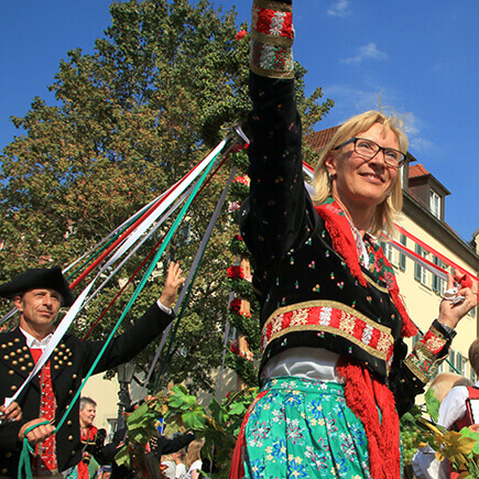 Frau in traditioneller Bunter Tracht bei einem Fest in Markelsheim, ein Ortsteil von Bad Mergentheim.