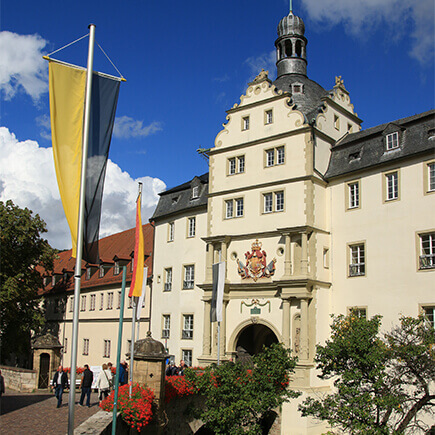 Fahnen vor dem Hauptportal des Deutschordensschloss in Bad Mergentheim.