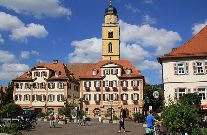 Die Zwillingshäuser am Marktplatz in Bad Mergentheim, im Hintergrund der Kirchturm.