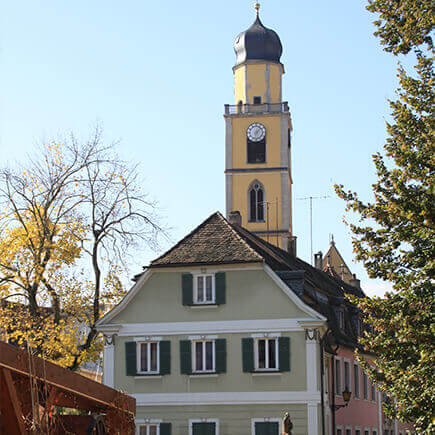 Ein Kirchturm in Bad Mergentheim.