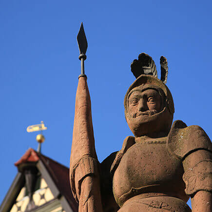 Statue des Milchlings der auf dem Bad Mergentheimer Marktplatz steht.