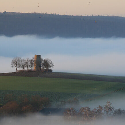 Wachturm in nebliger Landschaft im Lieblichen Taubertal.