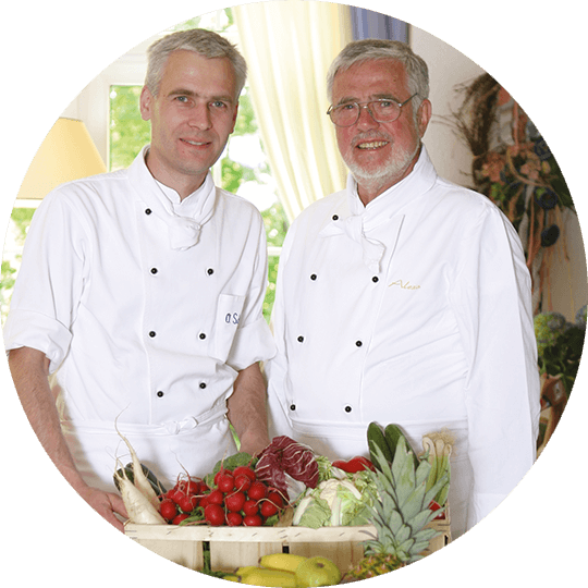 Oliver und Jürgen Schulz in weißer Kochrobe