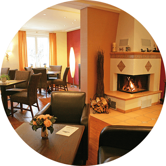 Gemütliches, modernes Kaminzimmer im Hotel Alexa Bad Mergentheim