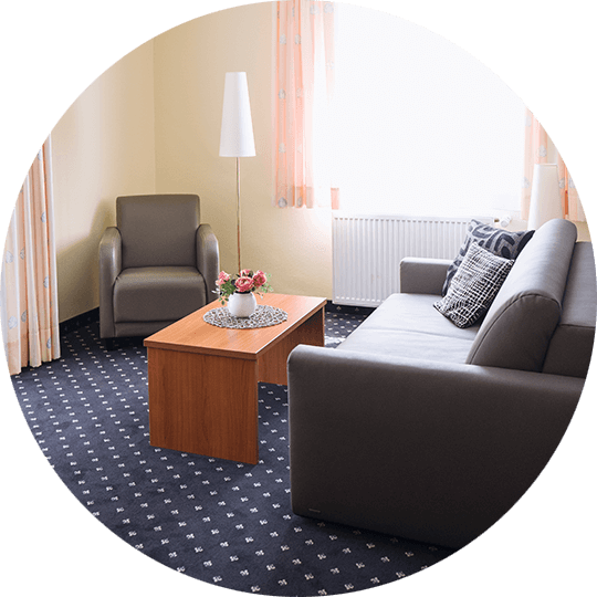 Wohnbereich einer der modernisierten Suiten von 2016 im Hotel Alexa in Bad Mergentheim