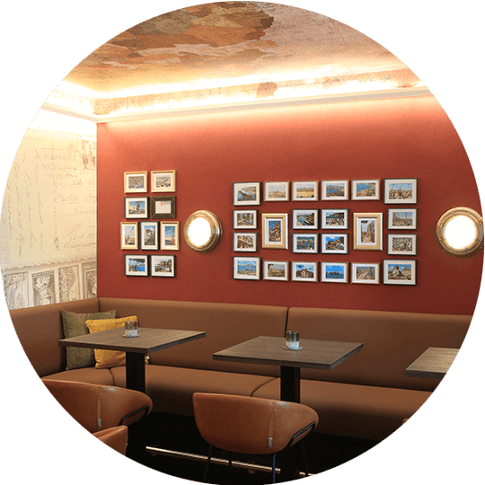 Das Weltenbummler Zimmer im Hotel Alexa Bad Mergentheim mit Postkarten und Bildern von Senior Chef Jürgen Schulz