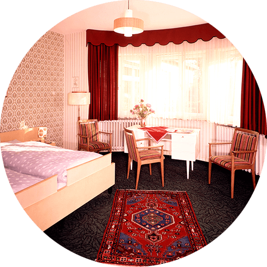 Blick in ein historisches Doppelzimmer im Hotel Alexa um 1976