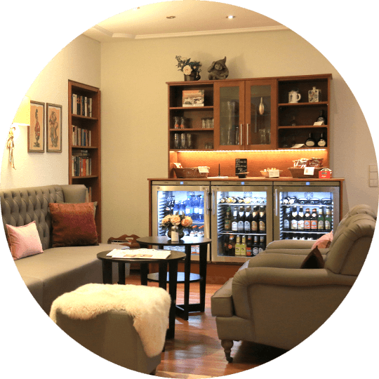 Aufenthaltszimmer imit Getränke-Service im Hotel Alexa in Bad Mergentheim