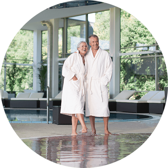 Mann und Frau im Bademantel am Rande eines Pools in der Solymar Therme Stilvoll gedeckter und dekorierter Tisch im Speisesaal im Hotel Alexa Bad Mergentheim