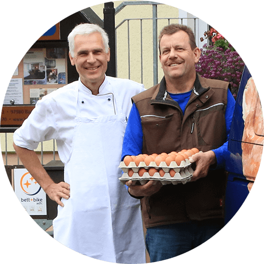 Küchenchef Oliver Schulz mit dem regionalen Eier-Lieferant Herr Neser