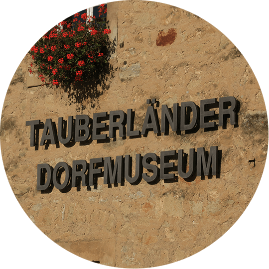 Aufschrift "Tauberländer Dorfmuseum" an Außenwand in Weikersheim